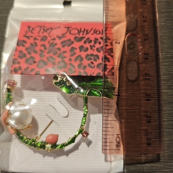 BETSEY Johnson Woman's Green Enamel Crystal Pearl Lotus Frog Charm Brooch Pin - Picture 4 of 5